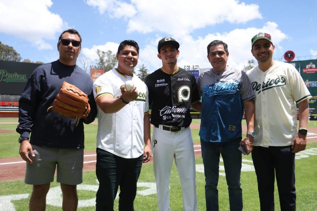 Por segundo año consecutivo, desde el Estadio Hermanos Serdán, el Presidente Municipal de Cuautlancingo, Omar Muñoz, lanzó la primera bola en el juego entre Toros de Tijuana y Pericos de Puebla.
