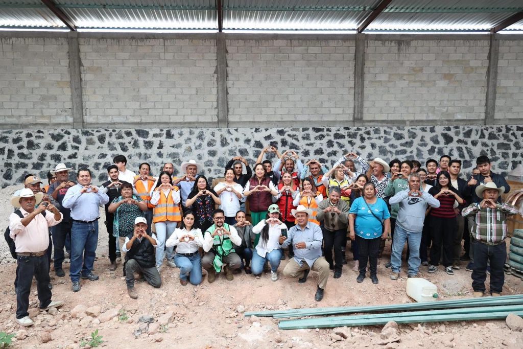 La secretaria de Agricultura y Desarrollo Rural del Gobierno del Estado de Puebla, Ana Laura Altamirano, sostuvo una reunión de trabajo con la cooperativa de mezcal Unión Mixteca, integrada por productoras y productores de los municipios de San Diego la Mesa Tochimiltzingo, Tecali de Herrera, Tlacotepec de Benito Juárez, Santa Catarina Tlaltempan, Huatlatlauca y Xochitlán Todos Santos, con el objetivo de fortalecer la organización y el desarrollo del sector mezcalero en la región.