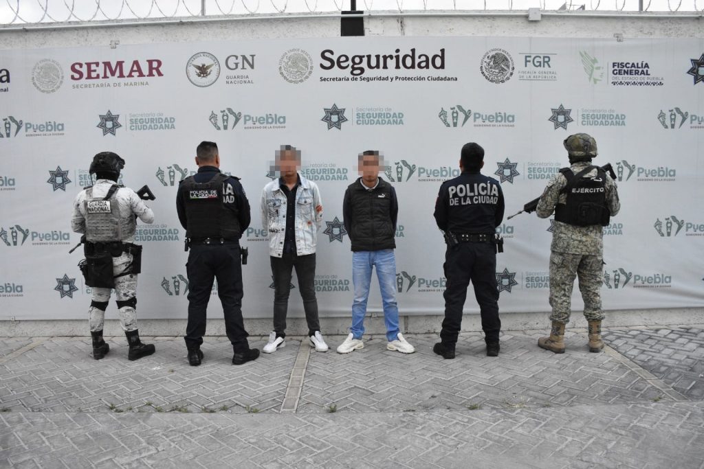 Elementos de la Policía de la Ciudad detuvieron a dos presuntos asaltantes de usuarios de transporte público con violencia.