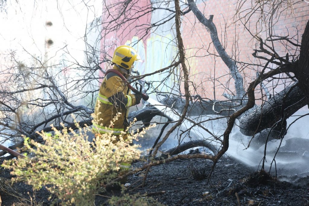 Dirección de Bomberos de Cuautlancingo atendió oportunamente un reporte por incendio de pastizal registrado en un terreno ubicado en calle San José en la cabecera municipal.