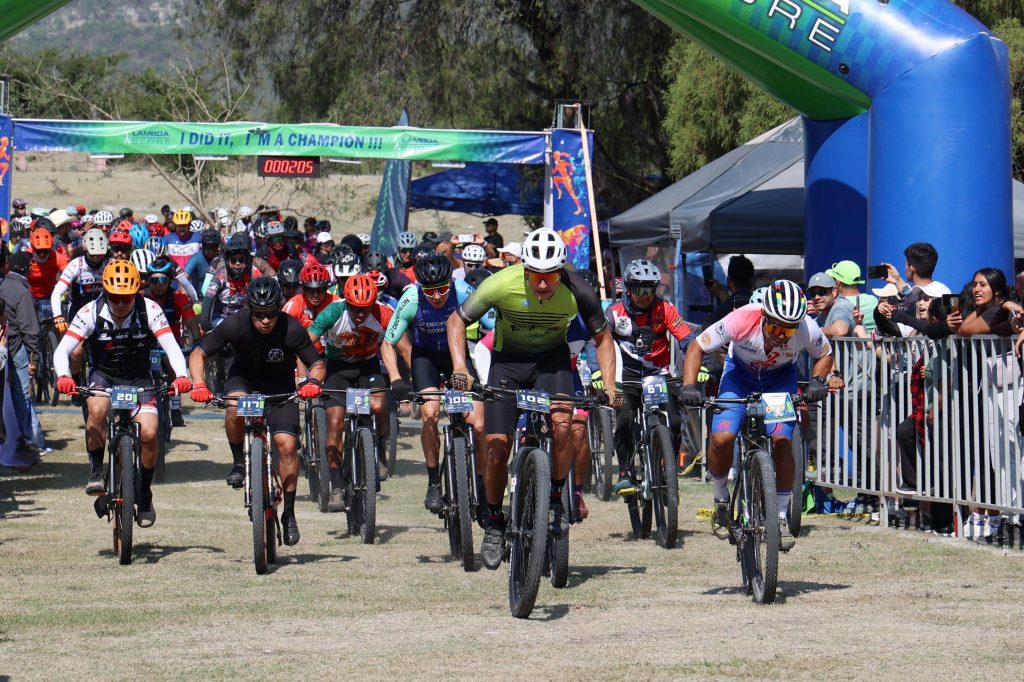 Ana Laura Altamirano acudió al evento ciclista MTB en San Felipe Xonacayucan, en el municipio de Atlixco, atendiendo la invitación del comité organizador. Su participación refrenda el compromiso de acompañar e impulsar iniciativas que fortalecen la convivencia comunitaria y promueven estilos de vida saludables a través del deporte.