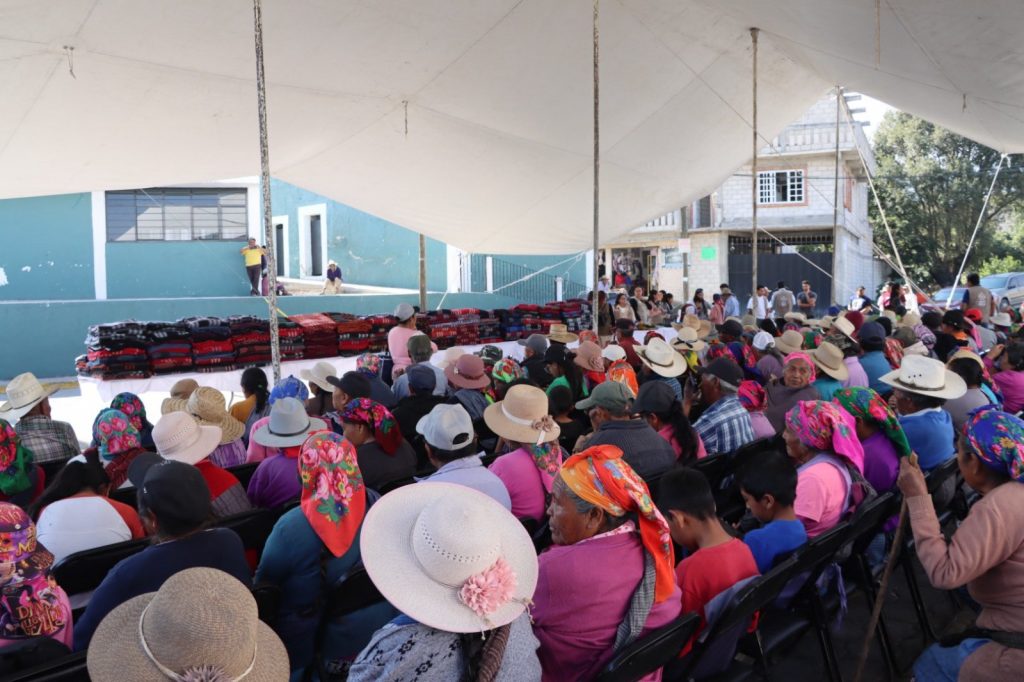 ARIADNA AYALA ENCABEZA ENTREGA DE COBIJAS EN SAN PEDRO BENITO JUÁREZ EN ATLIXCO