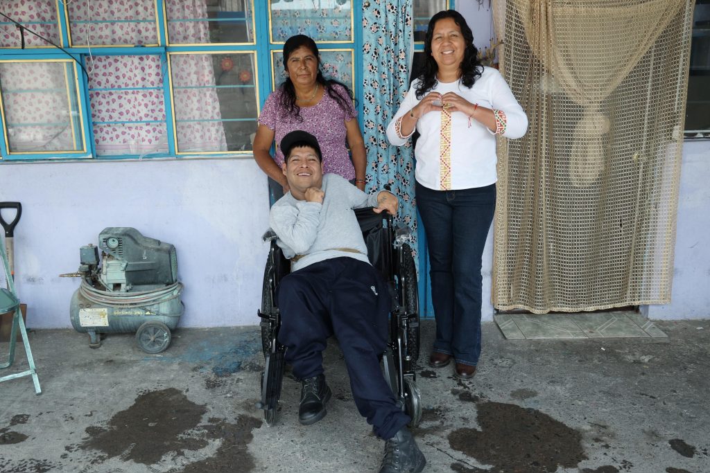 Ana Laura Altamirano, atendiendo una petición ciudadana, realizó la entrega de una silla de ruedas a nuestro amigo Chava, con el valioso apoyo del SEDIF que encabeza la Sra. Ceci Arellano.