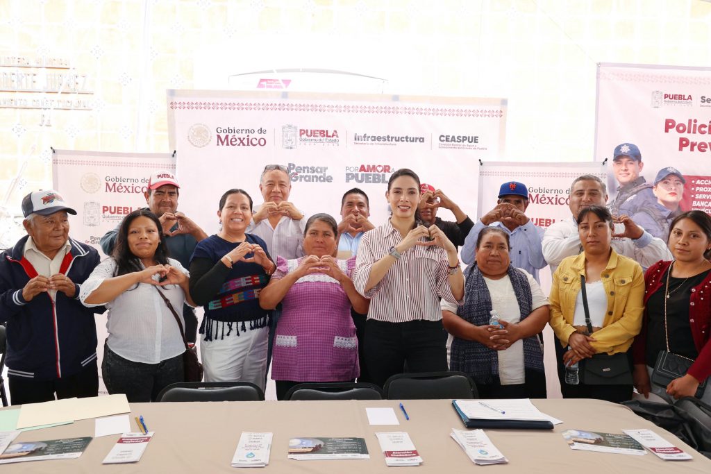 Ana Laura Altamirano, secretaria de la SADR, junto a Rebeca Bañuelos, directora del CEASPUE, atendieron al Comité de Agua de Riego de Coyula en el marco de la Jornada Ciudadana #PorAmorAPuebla en el municipio de Atlixco