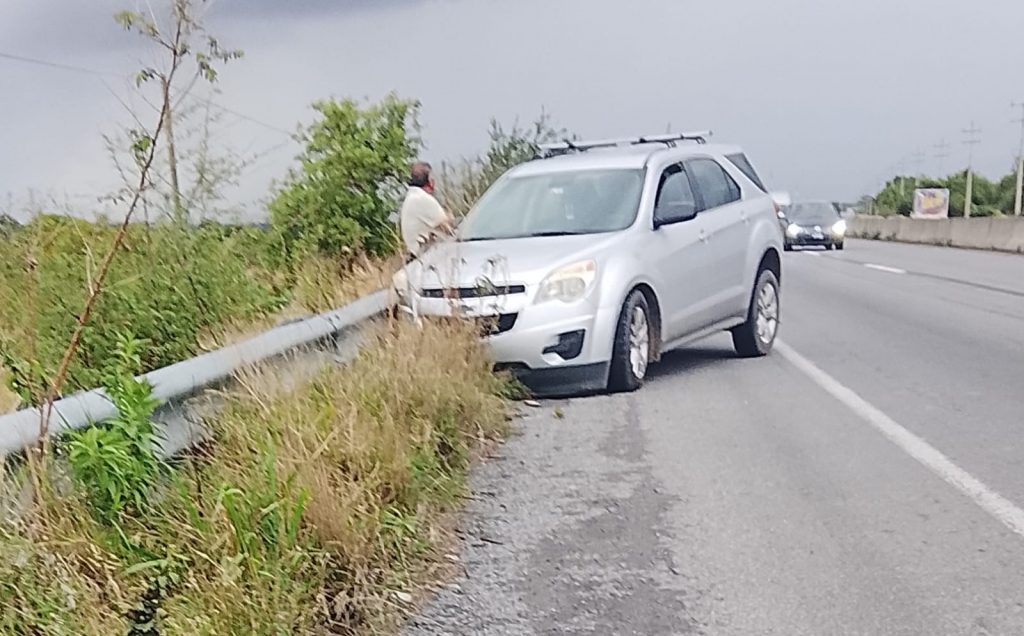 TÓMALOENCUENTA🚨Lluvia provoca percance vial en el libramiento de Agua Dulce❗️
